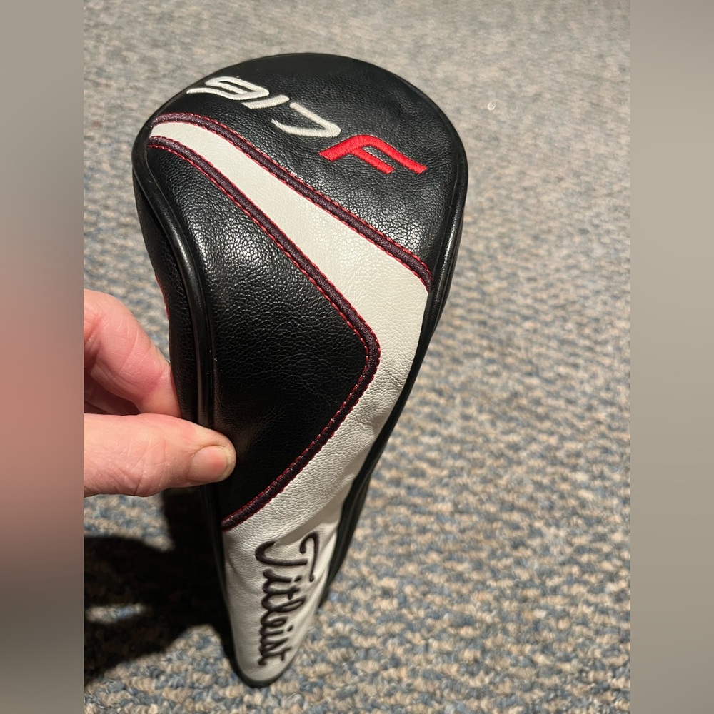 TITLEIST 917 F Fairway Wood Headcover. Interchangeable numbers tag
